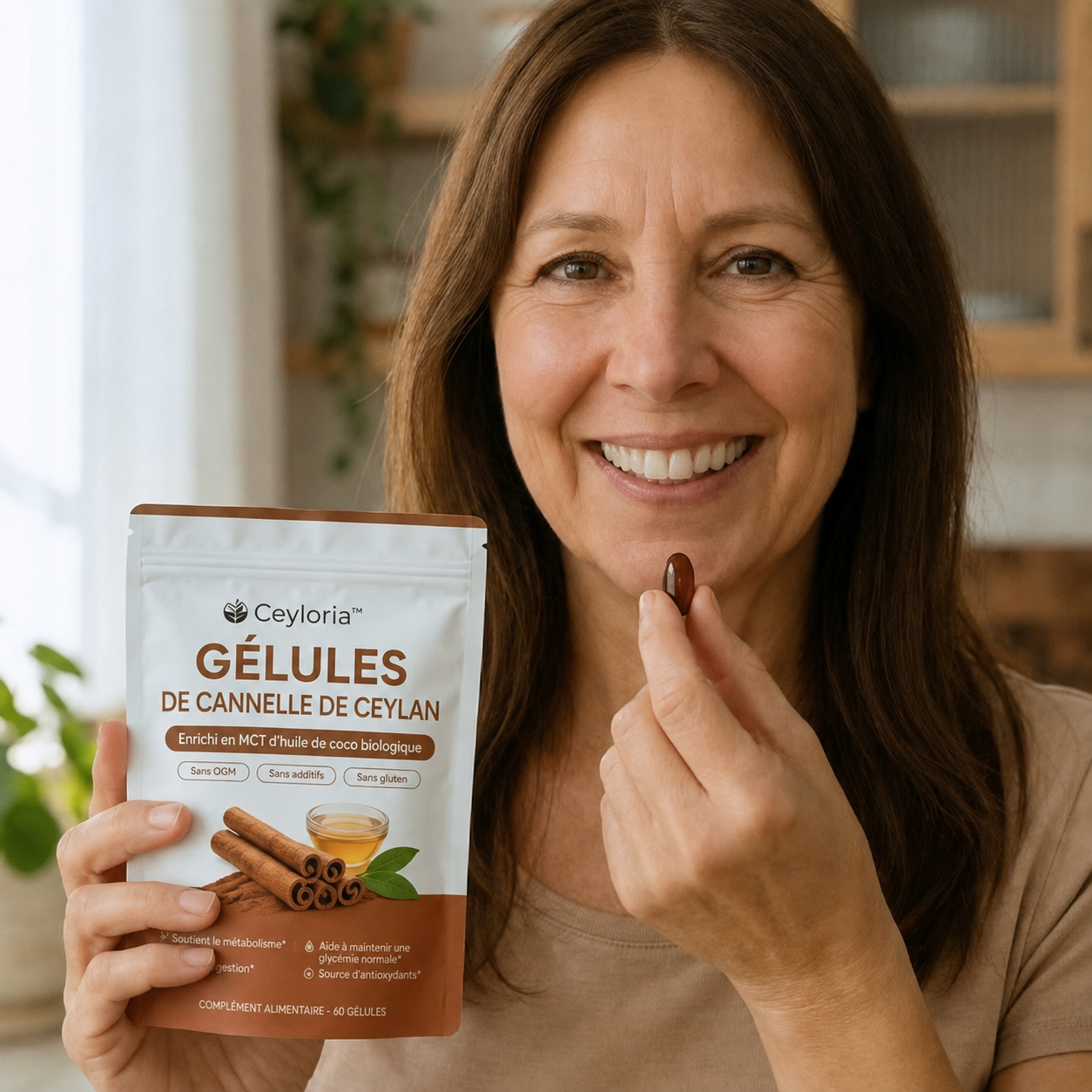 Femme prenant une gélule Ceyloria de cannelle de Ceylan